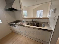 リビングダイニングを見渡せるキッチンです。家族とコミュニケーションをとりながら、楽しくお料理や片付けができそうです。