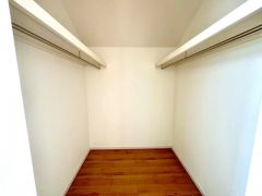 大容量のウォークインクローゼット。 季節ごとのお洋服全てを収納できるので、衣替えも楽になりますね＾＾
