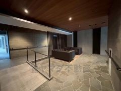 ゆったりとした空間のエントランス。バリアフリーなので、幅広い年齢層の方におすすめです。