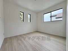 5.25帖。2面採光を確保した明るい室内は、風通しも良く、大変居心地の良い空間となっております。日当たりがよく、子供部屋としての利用もおすすめ。