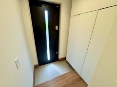 たっぷり収納できるシューズボックス付きなので、家族全員の靴がきれいに整頓できます。