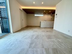 おしゃれなタイル調の床が映えるモダンなLDK。間接照明が演出する上質な空間で、家族と過ごす贅沢な日常が始まります。