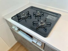 3種類の料理が同時に調理できる、3口ガスコンロ。忙しい夕食の支度時間が短縮できて効率よくお料理が楽しめます。