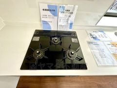 3種類の料理が同時に調理できる、3口ガスコンロ。忙しい夕食の支度時間が短縮できて効率よくお料理が楽しめます。