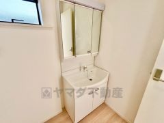 洗面台、洗濯機置き場、バスルームが連なっている、生活導線の考えられた作りになっています。 窓付きなので換気もしっかりできます＾＾