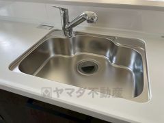 広々とした凸型シンクに洗剤ポケットを標準装備。大きなお鍋など洗いやすいです。