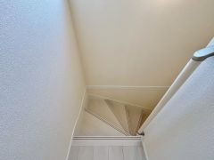 日中でも暗くなりがちな階段には、小窓を配置し採光も考えられたつくり＾＾