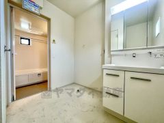 洗面台、洗濯機置き場、バスルームが連なっている、生活導線の考えられた作りになっています。