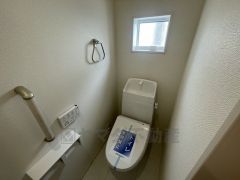 温水洗浄機付トイレです。トイレは2ヶ所設けられているので、来客時にも気兼ねなく使えますね。小窓付きで換気も出来ます。