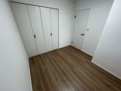 暖かい日差しが差し込む洋室。たっぷり収納できるクローゼット付きでお部屋の中をすっきりと快適に保てます。