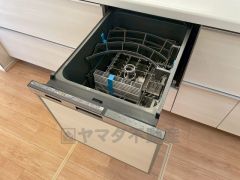 家事の時間が短縮できるフルオープンで開けやすい食器洗い乾燥機付。食事後に家族とのくつろぎタイムをしっかり取れます。