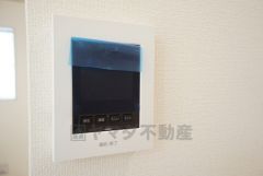 防犯性もばっちり、TVモニター付きインターホン完備。大きなモニターで玄関先を確認できます。録画機能が付いているので不在時の訪問者も確認できて安心です＾＾