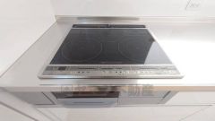 お手入れのしやすいIHクッキングヒーターです。3口コンロなので、効率よくお料理が楽しめます。毎日のお料理も楽しくなりますね＾＾