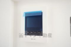 防犯性もばっちり、TVモニター付きインターホン完備。大きなモニターで玄関先を確認できます。録画機能が付いているので不在時の訪問者も確認できて安心です＾＾