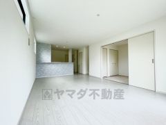 家族が集まる開放的なリビング。思い思いの時間を過ごしたり食事をしたり、素敵な団らんの場になりますね。