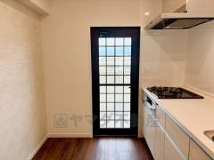 家庭ごみの仮置きに重宝する勝手口付き。勝手口があることで、通風・採光の確保になります。