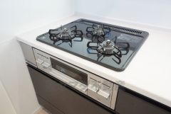 3種類の料理が同時に調理できる、3口ガスコンロ。忙しい夕食の支度時間が短縮できて効率よくお料理が楽しめます。