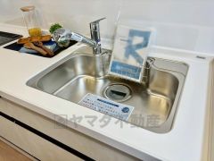 大きなお鍋も楽々洗える幅の広いシンクです＾＾ステンレスシンクなので簡単にお掃除できますよ。洗剤やスポンジもすっきりできる収納付き。