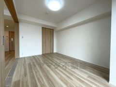 バルコニーに面した陽当たりの良い洋室です＾＾