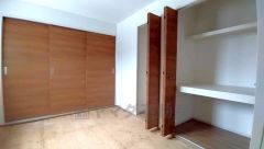 壁一面にクローゼットが設けられているので、すっきりと整理整頓でき気持ちよく過ごせます＾＾