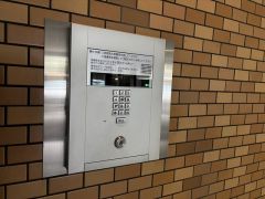 重厚感のあるタイル張りのマンションエントランス