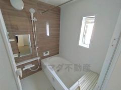 1日の疲れを癒すくつろぎのバスルーム。足を伸ばしてもゆったりと入れるサイズです。お子様と一緒にお風呂に入っても狭くないですね＾＾