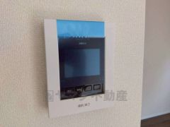防犯性もばっちり、TVモニター付きインターホン完備。大きなモニターで玄関先を確認できます。