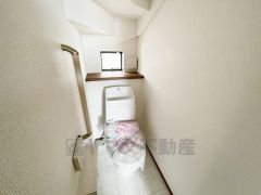 ウォシュレット付きトイレです。1階2階の2ヶ所にトイレがあるので、忙しい朝にもゆとりができますね＾＾
