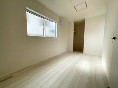 住む人のこだわりを活かす洋室＾＾広めのクローゼットもあり荷物もすっきり片付けられ、ゆとりのある暮らしが出来ます＾＾