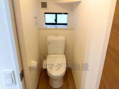 ウォシュレット付きトイレです。1階2階の2ヶ所にトイレがあるので、忙しい朝にもゆとりができますね＾＾