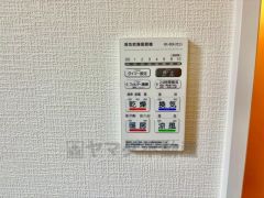 雨の日の洗濯も安心できる浴室暖房乾燥機付き浴室。リモコンで操作もボタン1つで簡単。 浴室暖房乾燥機には、暖房、乾燥、涼風、換気の4つの機能が付いています。タイマー付きです。