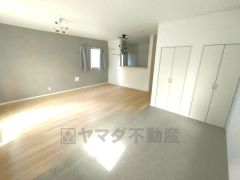 大きな掃き出し窓のあるリビングは、陽光あふれる明るい空間です。ゆったりと寛げる憩いの場となりそうです。