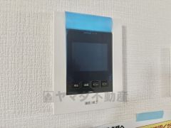 今や必需品となっておりますTVモニター付きインターホンです。録画・再生器のもついており防犯性もばっちりです。キッチン横にありワンタッチで外の方とお話ができますので便利です。