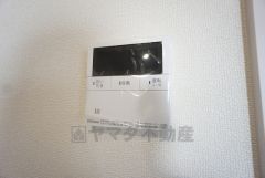 キッチン横からお湯張り、追い炊き、足し湯がボタン一つで楽々操作できる給湯機リモコンです。忙しい夕飯準備の時間帯に重宝しますね。