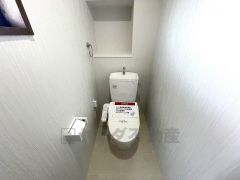 ウォシュレット、暖房便座、節電・節水機能など、使い勝手のよい高機能トイレです。
