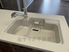 キッチンシンクは洗剤やスポンジを収納出来るラック付き。広さも確保しているので、大きなお鍋も洗いやすいですね。