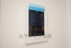 防犯性もばっちり、TVモニター付きインターホン完備。大きなモニターで玄関先を確認できます。録画機能が付いているので不在時の訪問者も確認できて安心です＾＾
