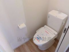 温水洗浄機付トイレです。節水機能もあるので、安心して使えますね。もちろん、1階2階の2ヶ所にトイレがあるので、忙しい朝にもゆとりができますね。