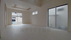 大きな掃き出し窓のあるリビングは、陽光あふれる明るい空間です。ゆったりと寛げる憩いの場となりそうです。