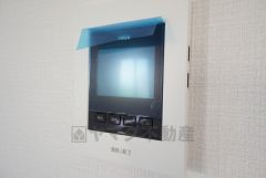 防犯性もばっちり、TVモニター付きインターホン完備。大きなモニターで玄関先を確認できます。録画機能が付いているので不在時の訪問者も確認できて安心です＾＾