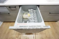 炊事時間を大幅に短縮できる食器洗浄乾燥機付き＾＾食器を洗う手間が減るので家族とのコミュニケーションの時間や自分の時間が増えますね。