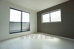 寛ぎの時間を紡ぎだす主寝室は、大型ベッドを置いても余裕の広さを確保しています。