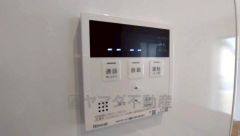 キッチン横からお湯張り、追い炊き、足し湯がボタン一つで楽々操作できる給湯機リモコンです＾＾忙しい夕飯の準備の時間帯に重宝しますね。