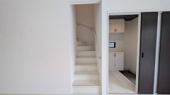 日中でも暗くなりがちな階段には、小窓を配置し採光も考えられたつくり＾＾手摺付きなので安全に上り下りできますね＾＾