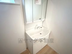 洗面台、洗濯機置き場、バスルームが連なっている、生活導線の考えられた作りになっています。