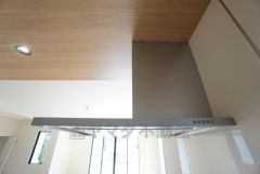コンロ上には換気扇完備＾＾すぐ横に小窓が設けられているので、換気扇と合わせてWで換気できます＾＾