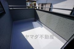 陽当たりの良いバルコニー。十分な広さがあるので一度にたくさんの洗濯物を干すことができます。日光浴をしたり、星を眺めたりも良いですね^^