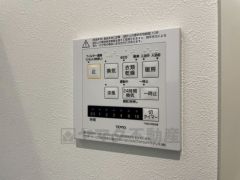 雨の日の洗濯も安心できる浴室暖房乾燥機付き浴室。リモコンで操作もボタン1つで簡単。