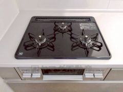 3種類の料理が同時に調理できる、3口ガスコンロ。忙しい夕食の支度時間が短縮できて効率よくお料理が楽しめます。