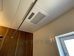 雨の日の洗濯も安心できる浴室暖房乾燥機付き浴室。浴室上部には洗濯物を掛けられる物干し竿が設置されています。